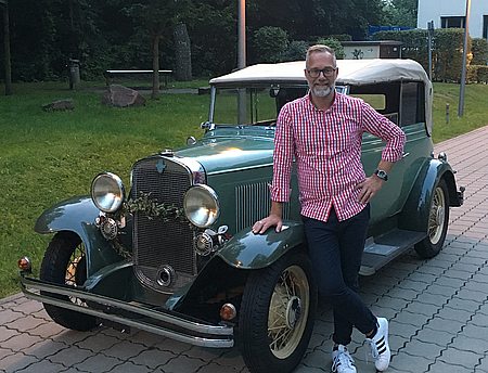 Auktionator Frank Ehlert mit dem Chevrolet Phaeton 1931 - in Auktion am Tegernsee