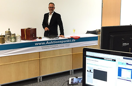 Kunstauktion im Studio als Live-Online-Auktion - Auktionator Frank Ehlert