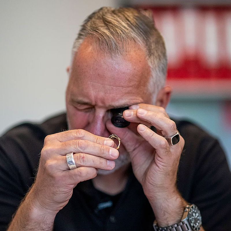 Frank Ehlert, Auktionator, bei der Bewertung bei MyPlace Potsdam